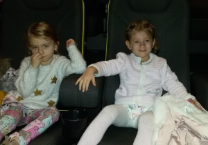 Widok na dwie dziewczynki siedzące na widowni kinowej.